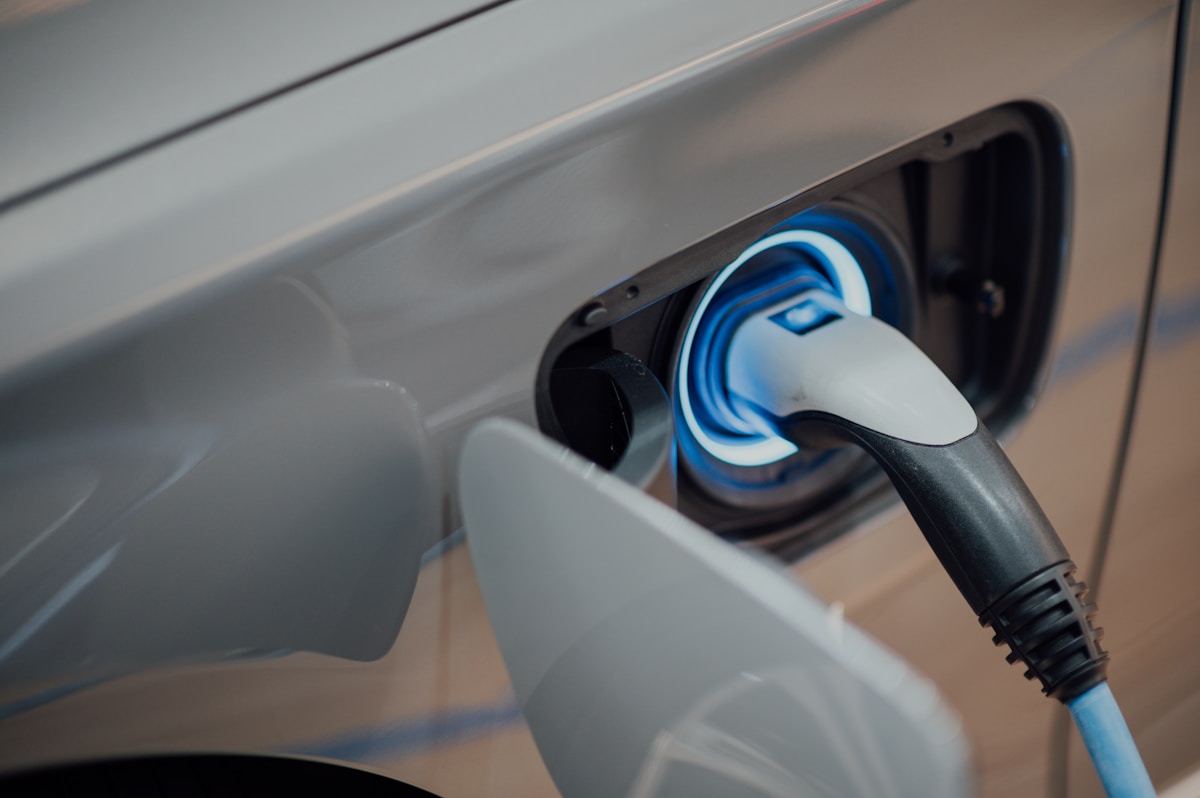 Colonnina di ricarica per auto elettrica installata in un garage