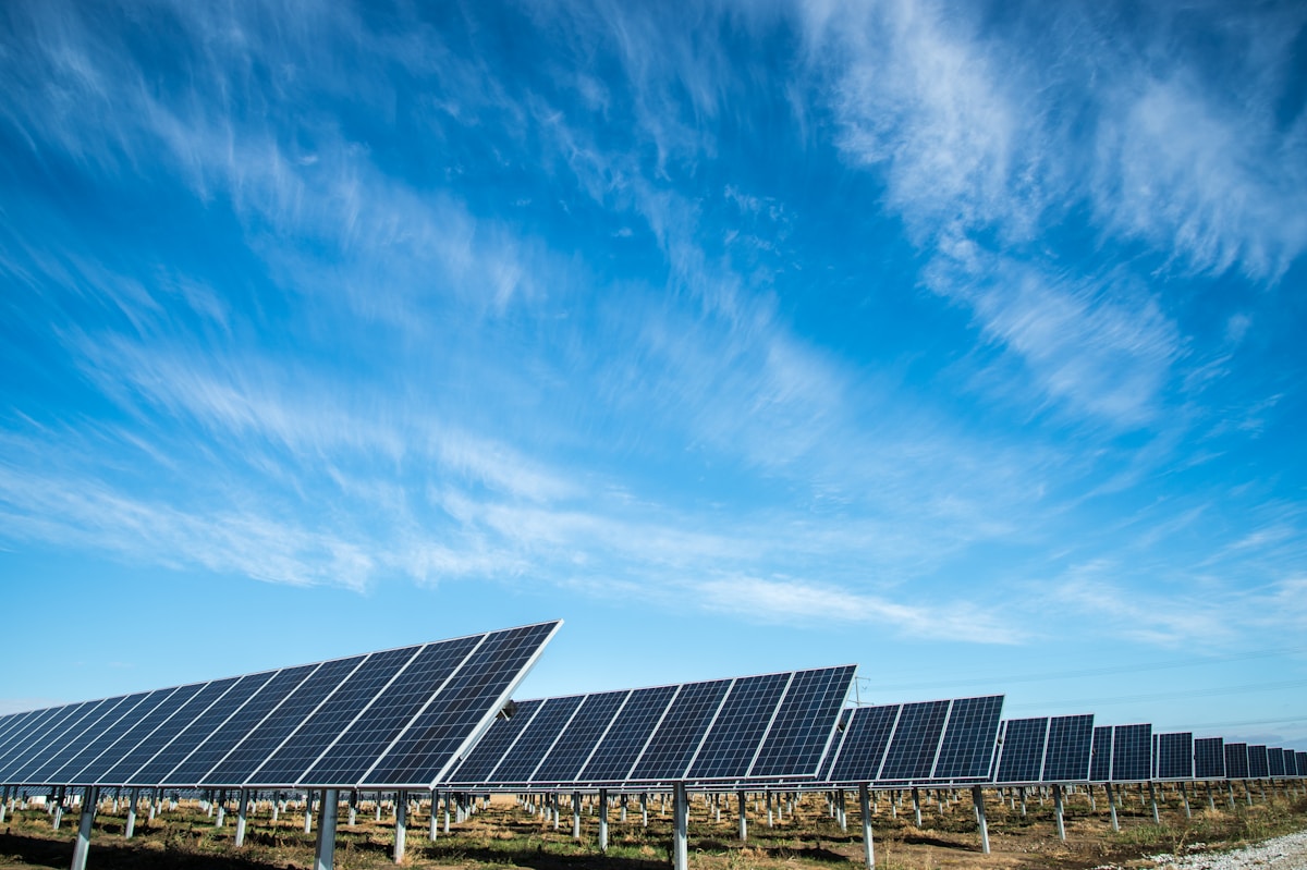 Tecnico Bronber che installa pannelli solari su un tetto residenziale